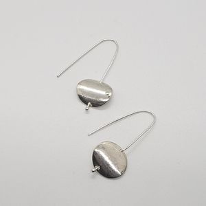 Silver tone simple and modern earings